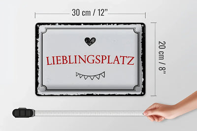 Rechteckiges weißes blechschild mit rotem lieblingsplatz schriftzug herz und lächelndem mund design