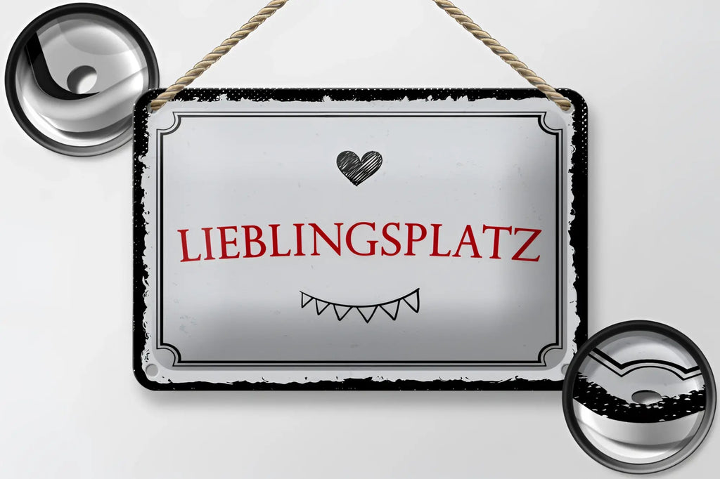 Silver rechteckiges blechschild 20x30cm mit rotem lieblingsplatz schriftzug, herz und dreieckszähnen auf schwarzem rand