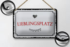 Silver rechteckiges blechschild 20x30cm mit rotem lieblingsplatz schriftzug, herz und dreieckszähnen auf schwarzem rand