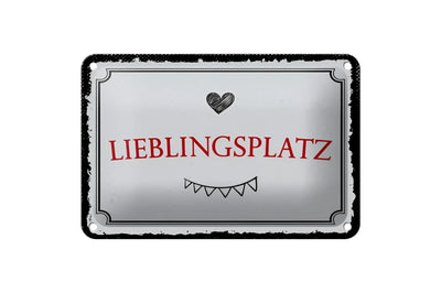 Rechteckiges blechschild 20x30cm aus silbernem metall mit schwarzem rand und rotem lieblingsplatz schriftzug