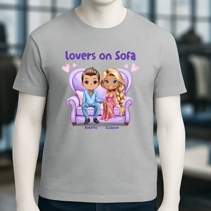 LOVERS ON SOFA diverse Paare • mit Wunschtext • Unisex T-Shirt für Damen & Herren • Bio • personalisiert