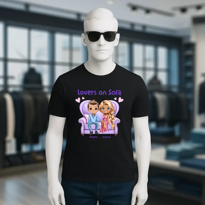 LOVERS ON SOFA diverse Paare • mit Wunschtext • Unisex T-Shirt für Damen & Herren • Bio • personalisiert
