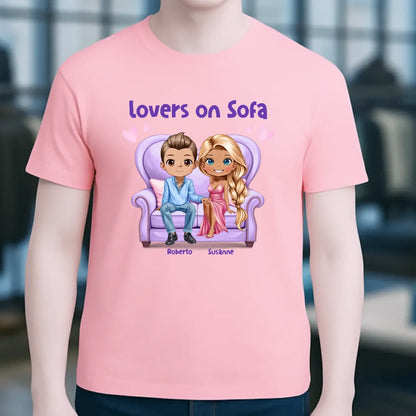 LOVERS ON SOFA diverse Paare • mit Wunschtext • Unisex T-Shirt für Damen & Herren • Bio • personalisiert