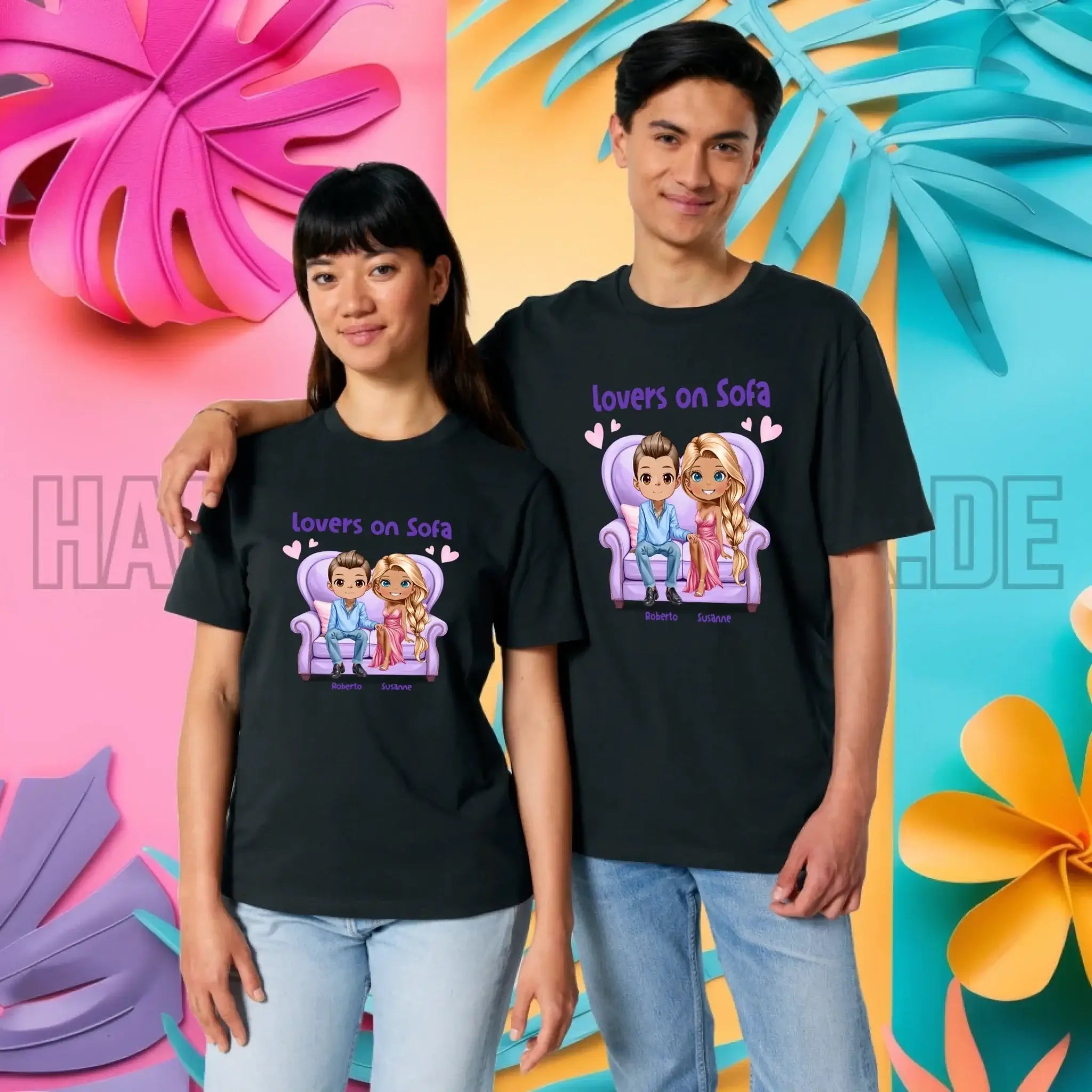 LOVERS ON SOFA diverse Paare • mit Wunschtext • Unisex T-Shirt für Damen & Herren • Bio • personalisiert