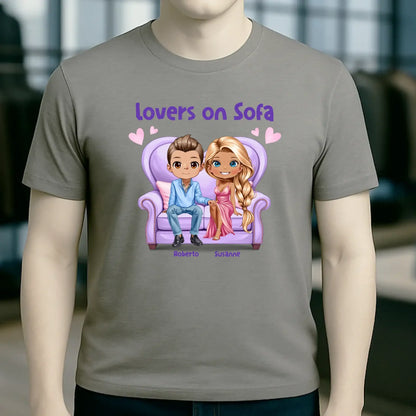 LOVERS ON SOFA diverse Paare • mit Wunschtext • Unisex T-Shirt für Damen & Herren • Bio • personalisiert