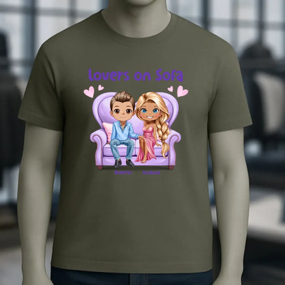 LOVERS ON SOFA diverse Paare • mit Wunschtext • Unisex T-Shirt für Damen & Herren • Bio • personalisiert