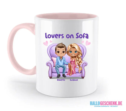 LOVERS ON SOFA (diverse Paare) • mit Wunschtext • zweifarbige Tasse • Exklusivdesign • personalisiert - zweifarbige