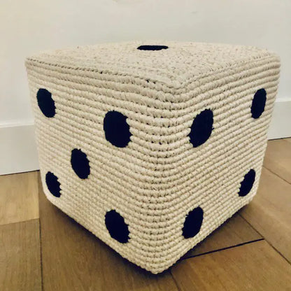 Luna-Leena Pouffe-Würfel für Kinder – cremefarbene und schwarze Punkte – Baumwolle – handgehäkelt in Nepal