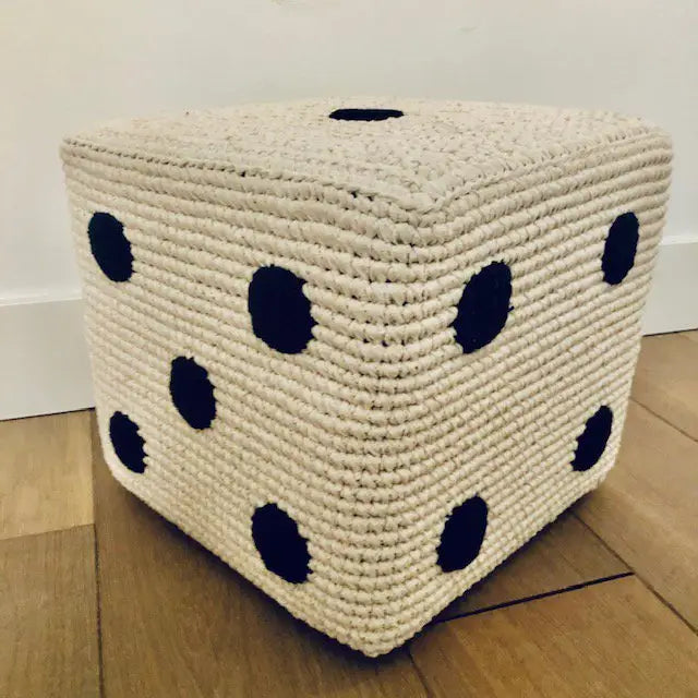 Luna-Leena Pouffe-Würfel für Kinder – cremefarbene und schwarze Punkte – Baumwolle – handgehäkelt in Nepal