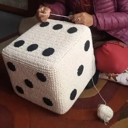 Luna-Leena Pouffe-Würfel für Kinder – cremefarbene und schwarze Punkte – Baumwolle – handgehäkelt in Nepal