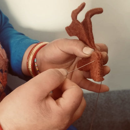 Luna - Leena Schlüsselanhänger flacher Dackel braun - Wollfilz - handgefertigt in Nepal von HalloGeschenk.de