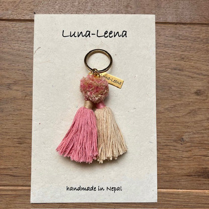 Luna - Leena Schlüsselanhänger mit zwei Quasten – Altrosa/Sand – Bio - Baumwolle – handgefertigt in Nepal – Taschenaufhänger von HalloGeschenk.de