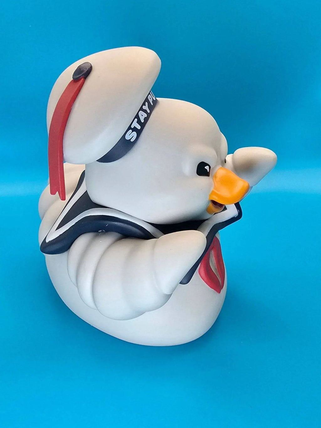Weiße pvc sammlerente marshmallow man stay puft ghostbusters mit schwarz roten akzenten auf hut und anzug