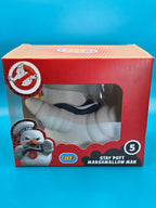 Weißer und schwarzer stay puft marshmallow man pvc figur im roten tubbz sammlerente offiziellen ghostbusters lizenzprodukt
