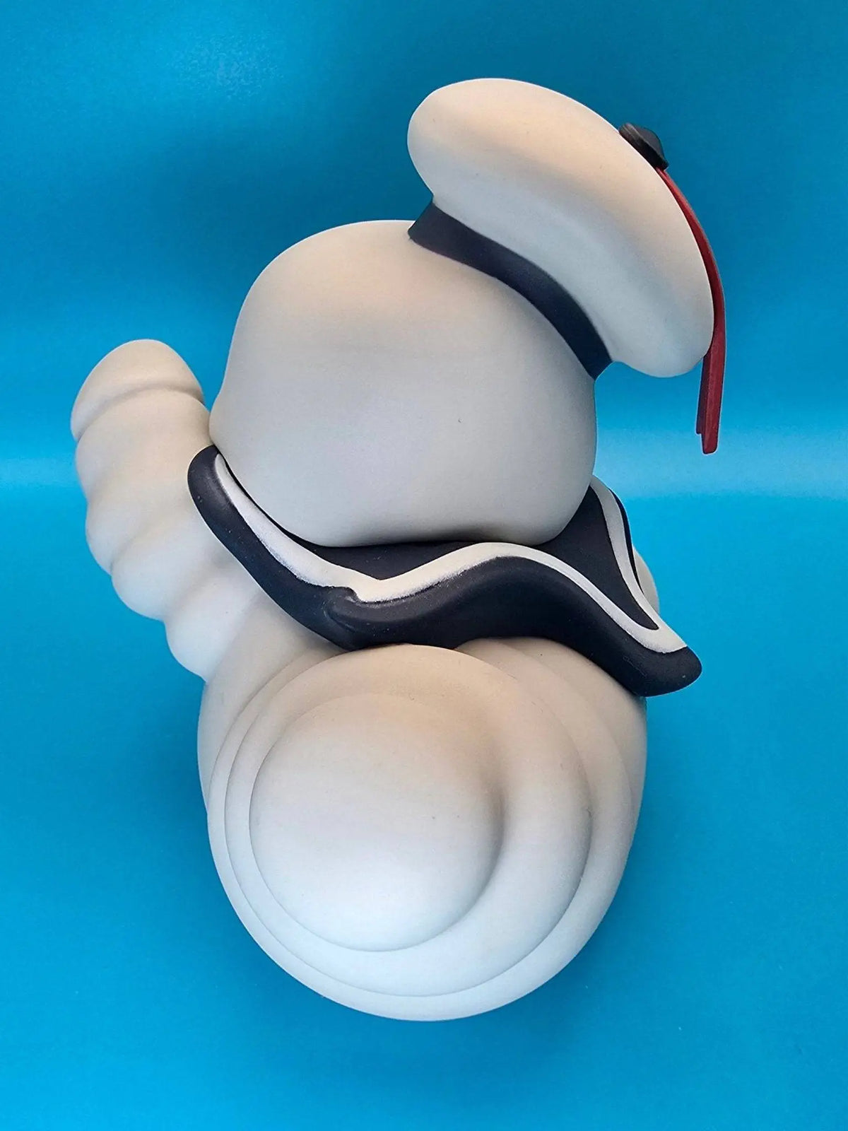 Weiße glossy pvc figur von stay puft marshmallow man im schwarzen trim segler outfit ghostbusters tubbz sammlerente
