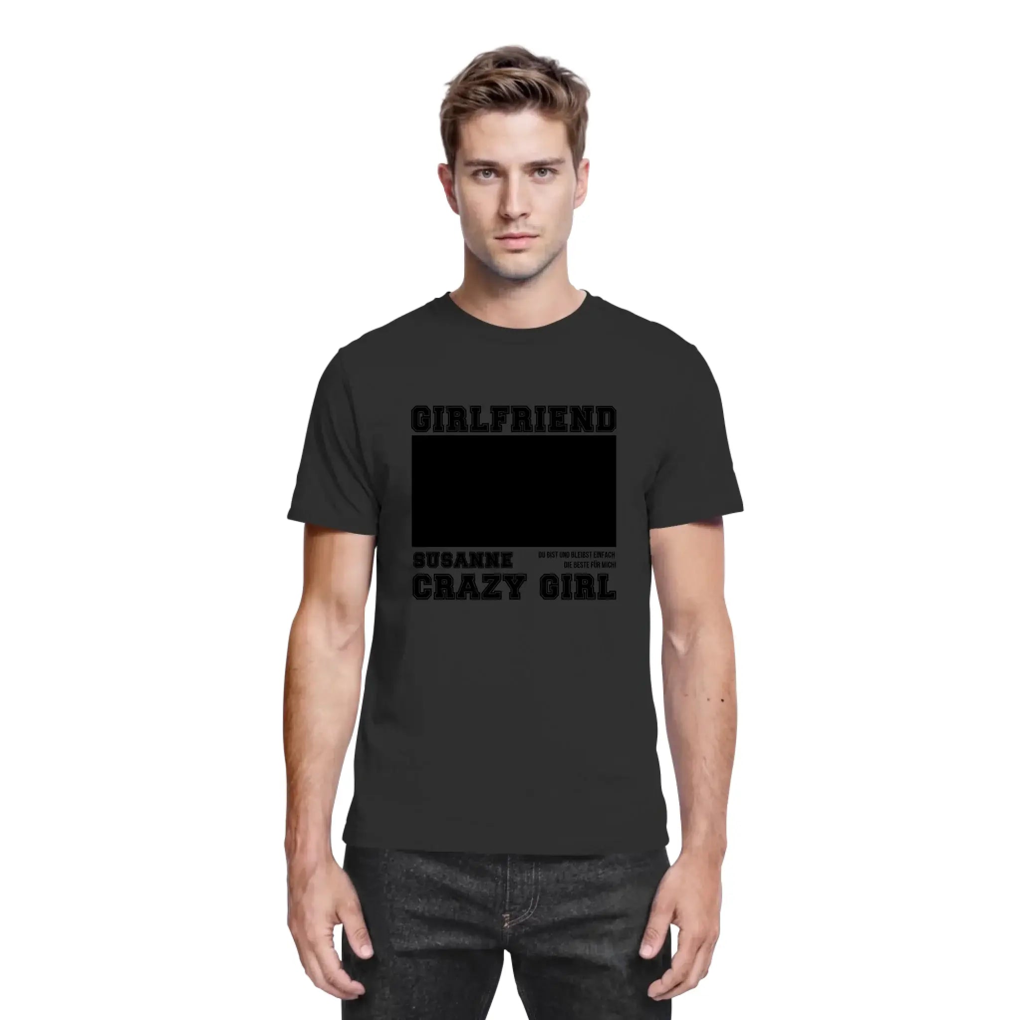 Schwarzes baumwollshirt mit boldem schwarzem text girlfriend über leerem rechteck und sugarfree crazy girl unten personalisiert