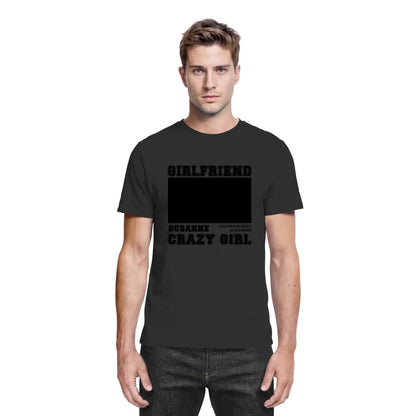 Schwarzes baumwollshirt mit boldem schwarzem text girlfriend über leerem rechteck und sugarfree crazy girl unten personalisiert