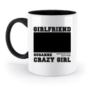 Weiße keramiktasse mit schwarzem griff und innenraum mit boldem schwarzem text girlfriend und personalisierbarem feld