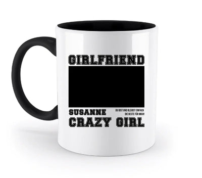 Weiße keramiktasse mit schwarzem griff und innenraum mit boldem schwarzem text girlfriend und personalisierbarem feld