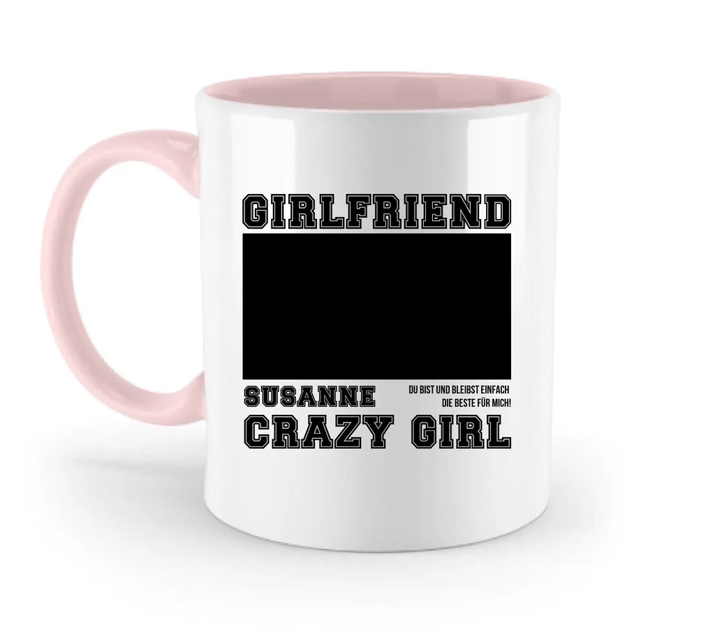 Weiße keramiktasse mit pinkem griff und innenraum mit schwarz gedrucktem text freundin und name susanne crazy girl