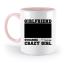 Weiße keramiktasse mit pinkem griff und innenraum mit schwarz gedrucktem text freundin und name susanne crazy girl