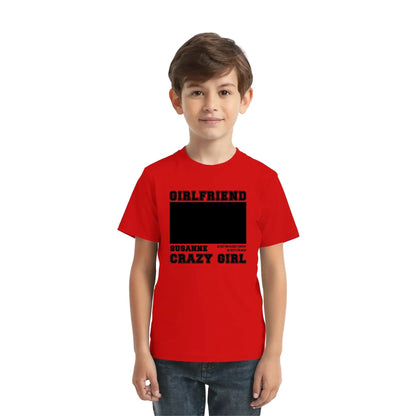 Rotes baumwoll t shirt mit schwarzem text und leerem rechteck zum personalisieren aus der statement collection