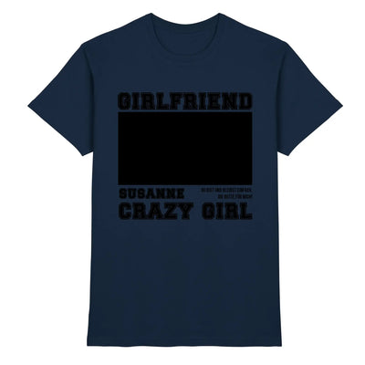 Navyblaues baumwollshirt mit schwarzem text und leerem rechteck zum personalisieren aus der statement collection