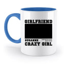 Weiße keramiktasse mit blauem griff und innen, schwarzer text girlfriend und platz für foto personalisiert