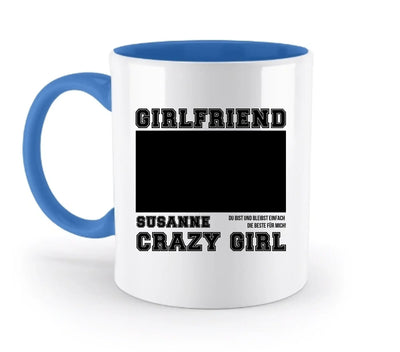 Weiße keramiktasse mit blauem griff und innen, schwarzer text girlfriend und platz für foto personalisiert