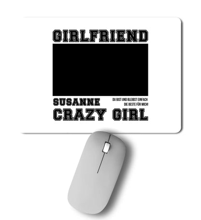 Weiße rechteckige mousepad mit schwarzen texten girlfriend und susanne crazy girl und frei personalisierbarem feld mit silberner kabelloser maus