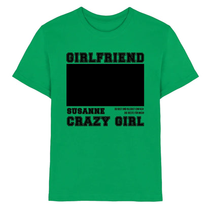 Grünes cotton t-shirt mit schwarzem text und zentralem leerem rechteck zum personalisieren aus der statement collection