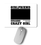 Weiße rechteckige mousepad mit schwarzem text girlfriend und susanne crazy girl und freiem fotofeld personalisiert