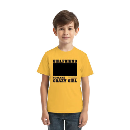 Gelbes kurzarmshirt mit schwarzem text und leerem rechteck für individuellen wunschtext aus der statement-collection