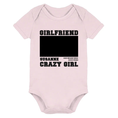 Weiches rosa baby onesie mit schwarzem text girlfriend und susanne crazy girl und freiem rechteck zum personalisieren