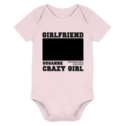 Weiches rosa baby onesie mit schwarzem text girlfriend und susanne crazy girl und freiem rechteck zum personalisieren