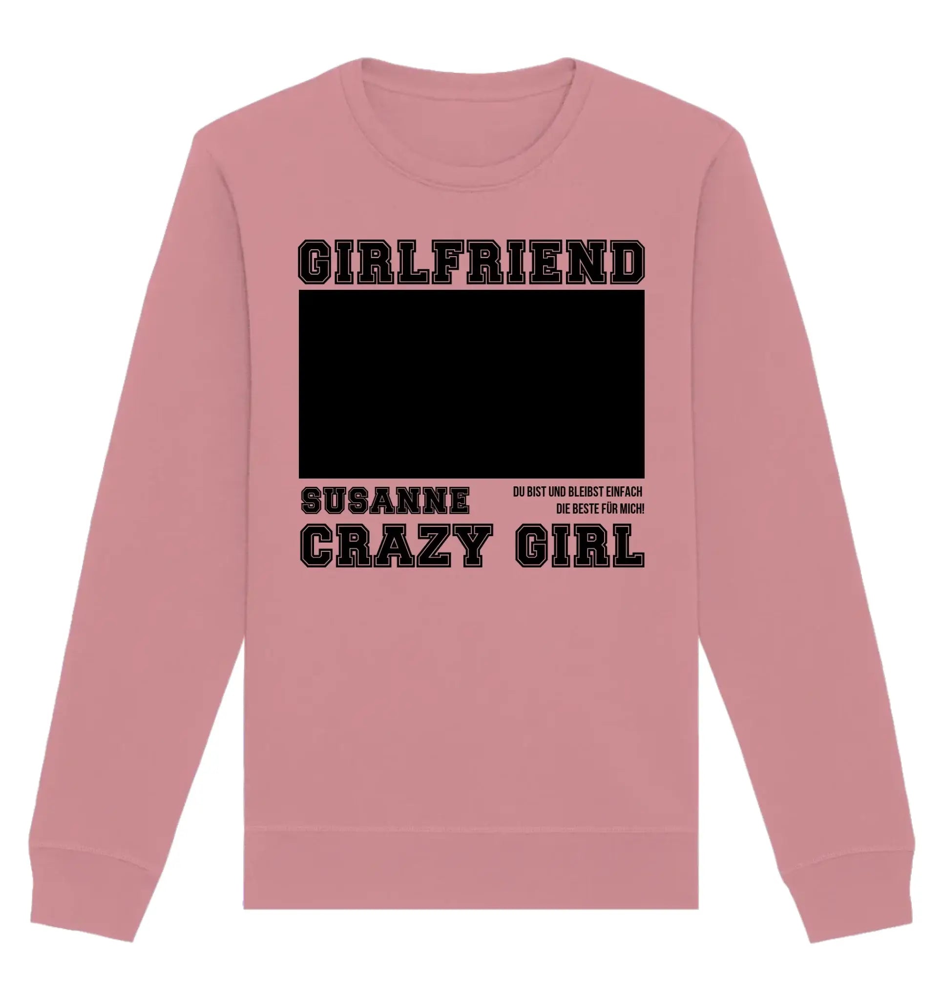 Weiches rosa sweatshirt mit langen ärmeln und schwarzem statement text girlfriend und susanne crazy girl mit leerem rechteck