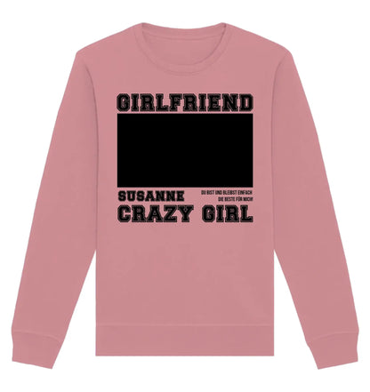 Weiches rosa sweatshirt mit langen ärmeln und schwarzem statement text girlfriend und susanne crazy girl mit leerem rechteck