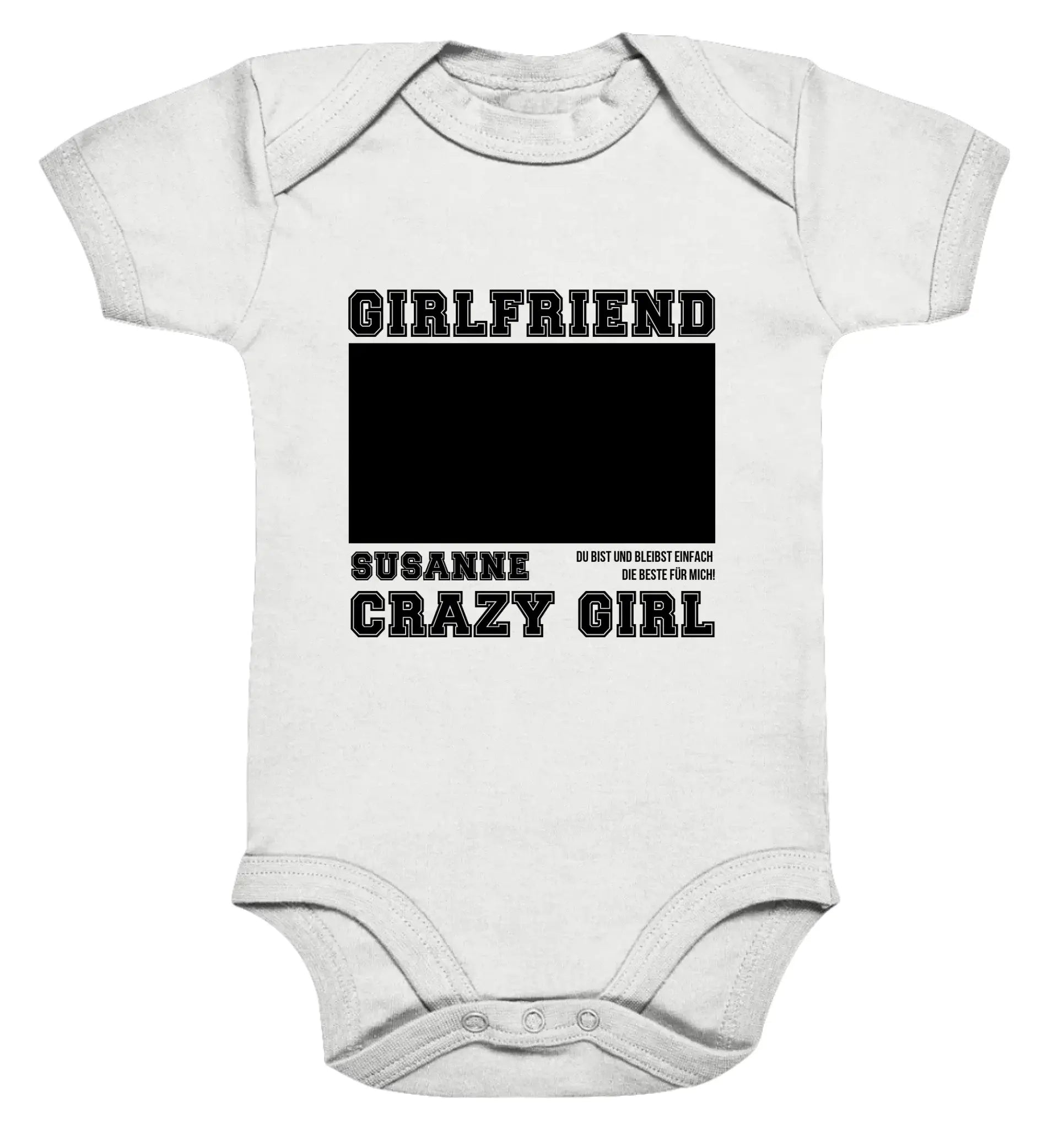 Weißer babystrampler mit schwarzem statement-text und leerem rechteck zum personalisieren aus der statement-collection