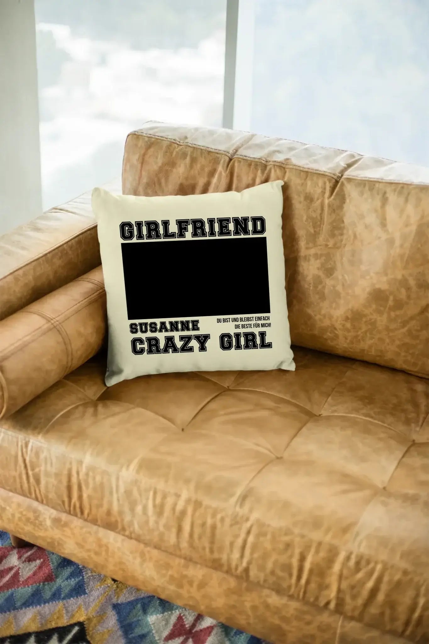 Creamfarbiges kissen mit schwarzem text und freiem rechteck für wunschtext von mein fotomotiv 13 statement collection