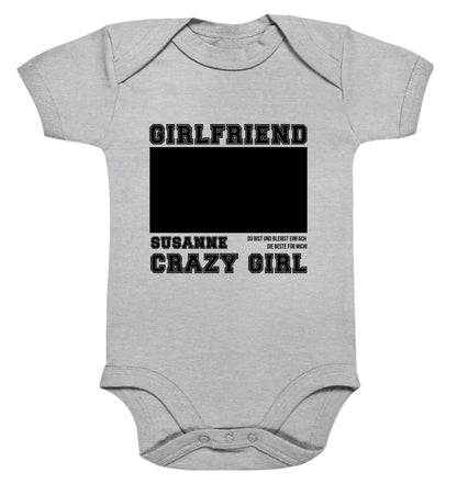 Lightgrauer baby-strampler aus Baumwolle mit schwarzem statement-text und leerem feld zum personalisieren