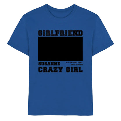 Blaues baumwoll t shirt mit schwarz gedrucktem text girlfriend und susanne crazy girl mit personalisierungsfeld