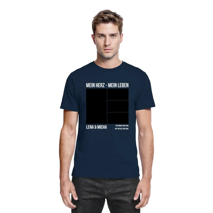 Navy blaue baumwoll t shirt mit weißem text und schwarzem rechteckigem grafikdesign aus der statement kollektion