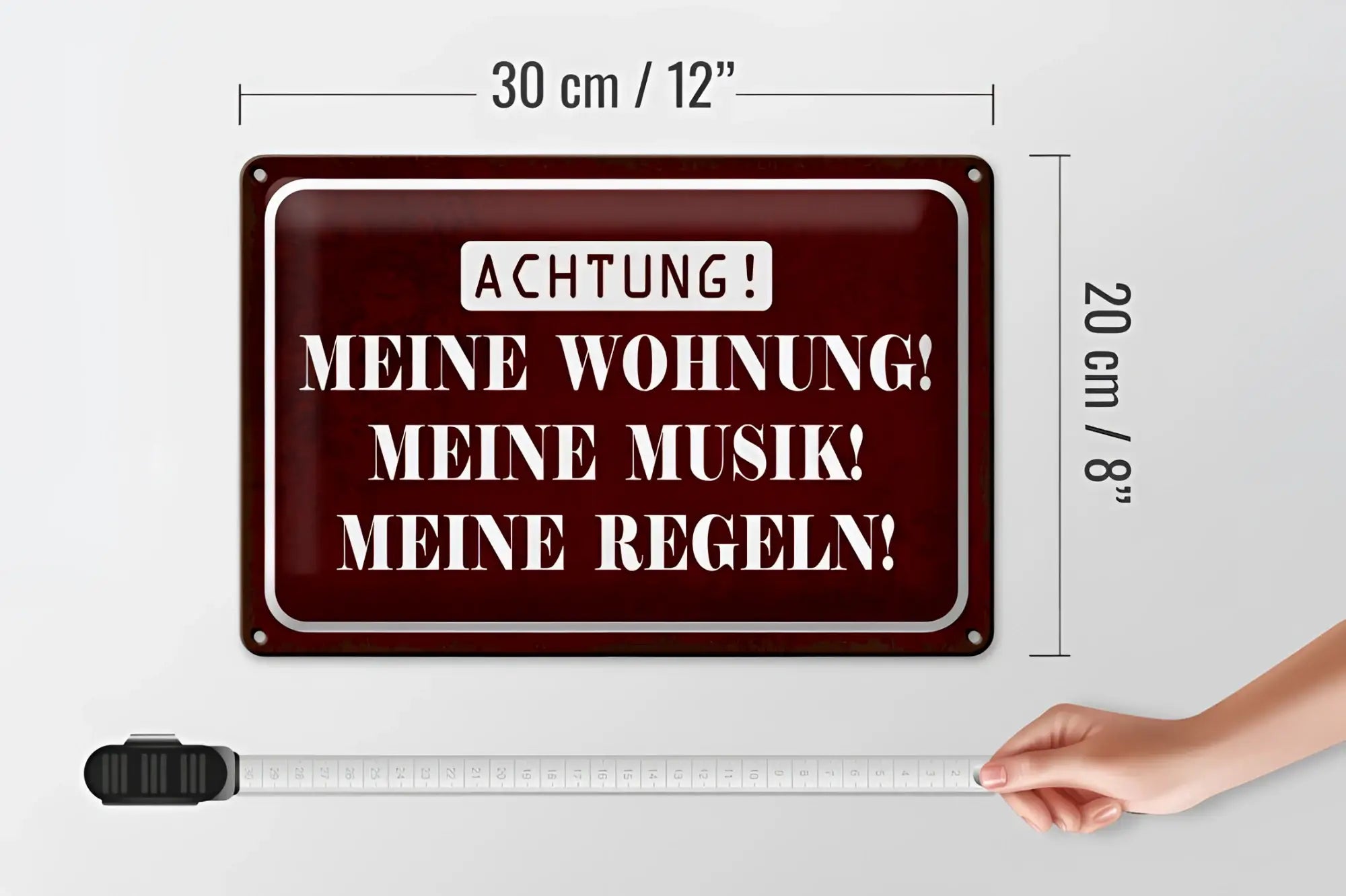 Rechteckiges maroon blechschild 20x30cm mit weißer schrift achchtung meine wohnung meine musik meine regeln und silberner umrandung