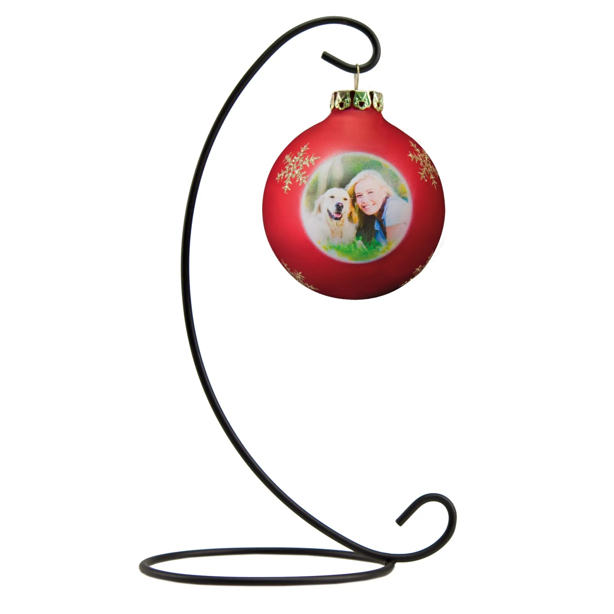 Metallständer für weihnachtskugel mit rotem glasornament goldverziert mit foto einer frau und ihrem hund