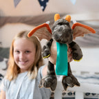 MiniFeet® drache edda kuschelheldin plüschtier grau mit orangehörnern und flügeln trägt türkis schal, ab 10 monate