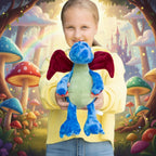 Ein kinderhand haltet den mini feet drache magnus kuschelfreund plüschtier blau mit roten flügeln und grünem bauch