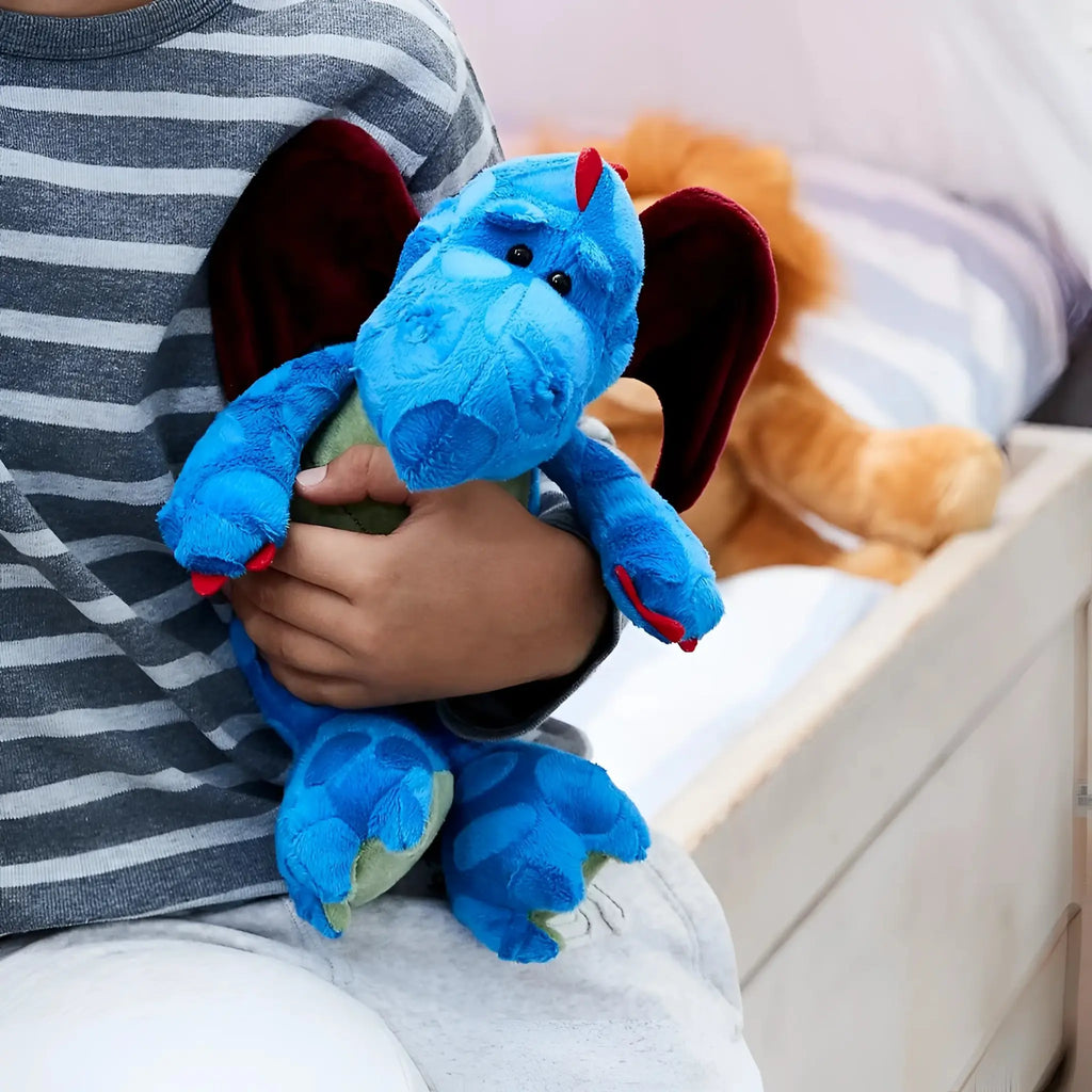MiniFeet Drache Magnus Kuschelfreund plüschtier in blau mit roten flügeln und grüner unterseite, weich und ideal ab 10 monate