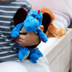 MiniFeet Drache Magnus Kuschelfreund plüschtier in blau mit roten flügeln und grüner unterseite, weich und ideal ab 10 monate