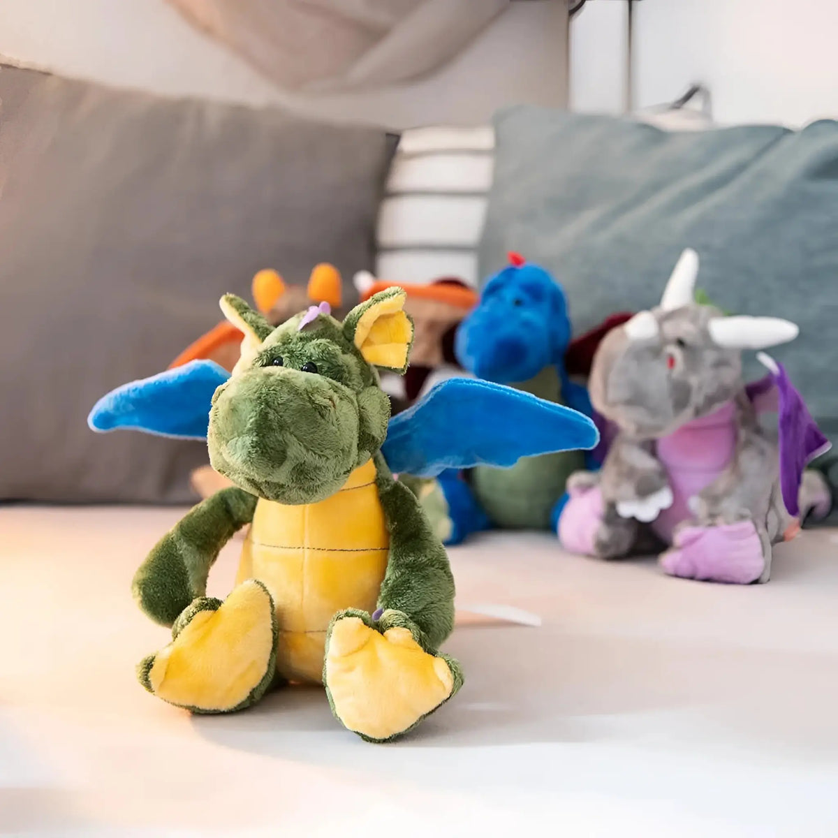 MiniFeet drache ragna kuschelfreund plüschtier aus weichem stoff grün mit blauen flügeln und gelben füßen für babys ab 10 monaten