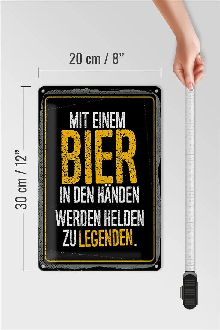 Mit einem Bier in den Händen werden Helden zu Legenden • Blechschild 20x30cm - Schilder